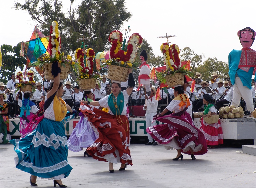 LAS FIESTAS DEL “LUNES DEL CERRO” Y LA GUELAGUETZA